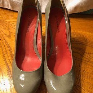 Bandolino Beige patent pumps w/orange heels